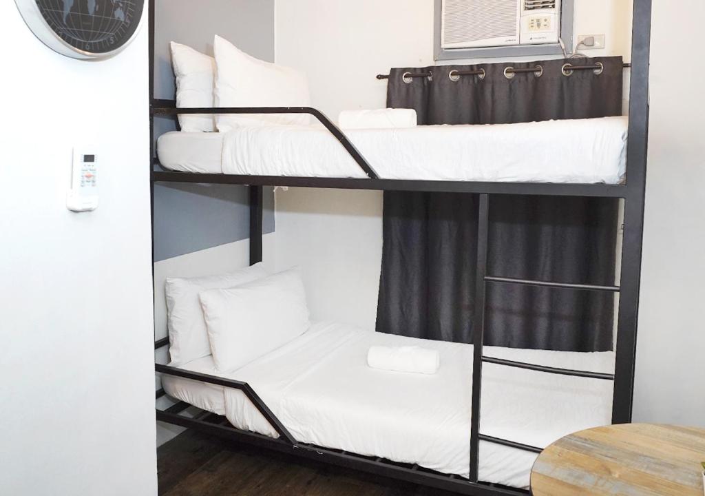 Postel nebo postele na pokoji v ubytování mySTAY Hotel BGC North