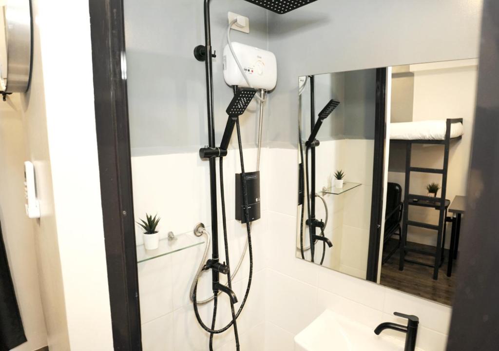 Koupelna v ubytování mySTAY Hotel BGC North