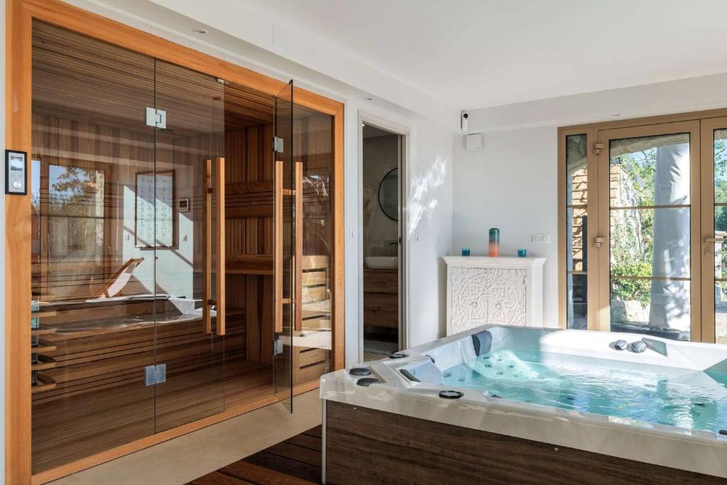 Ένα μπάνιο στο Appartement de Charme avec jacuzzi et sauna – Une Expérience Authentique et Intemporelle