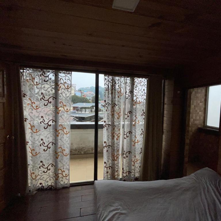 Postel nebo postele na pokoji v ubytování Ngawang homestay
