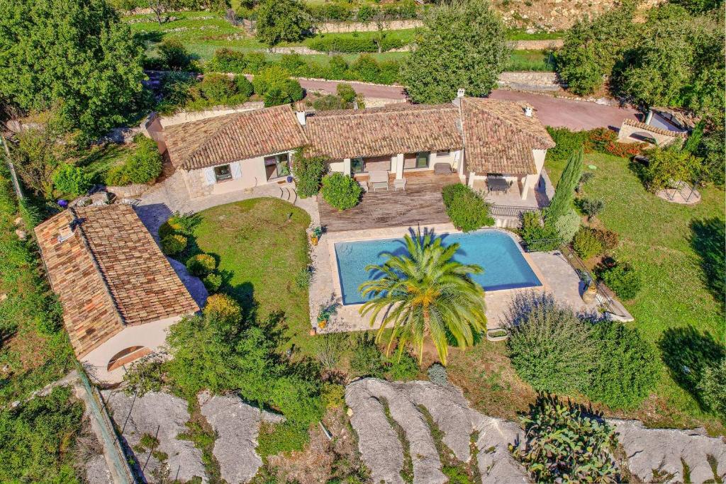 une vue aérienne d'une maison avec piscine dans l'établissement Villa Aqui, à Tourrettes-sur-Loup