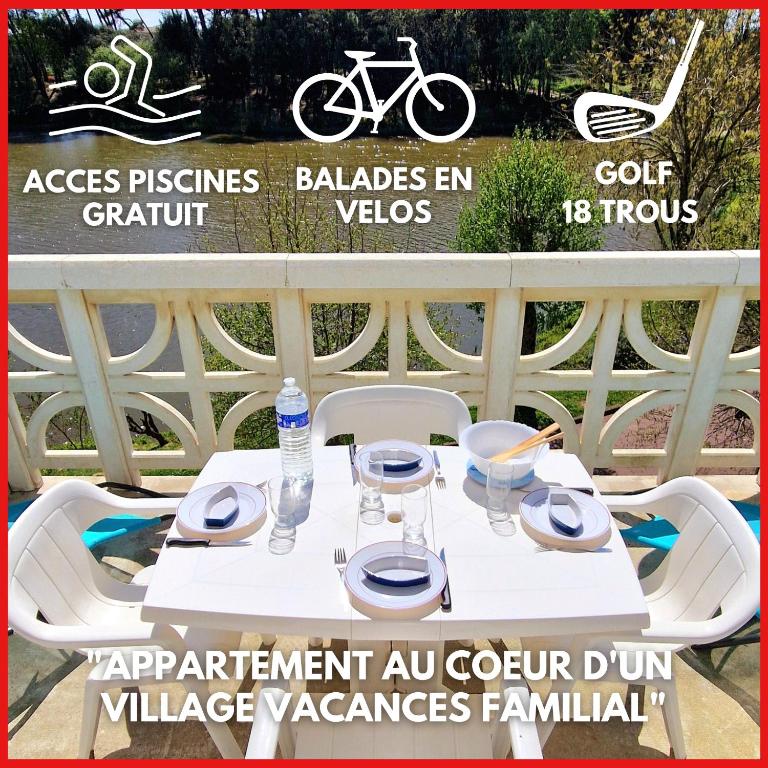 une table blanche avec des chaises et un panneau de vélos dans l'établissement 