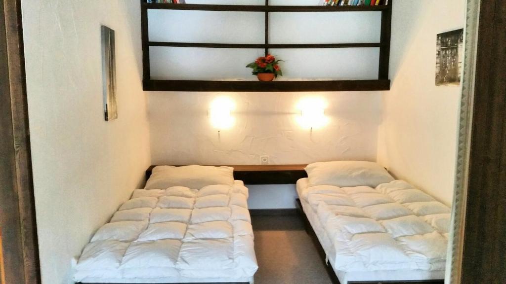 Postel nebo postele na pokoji v ubytování Ferienwohnungen Chesa Clois 24