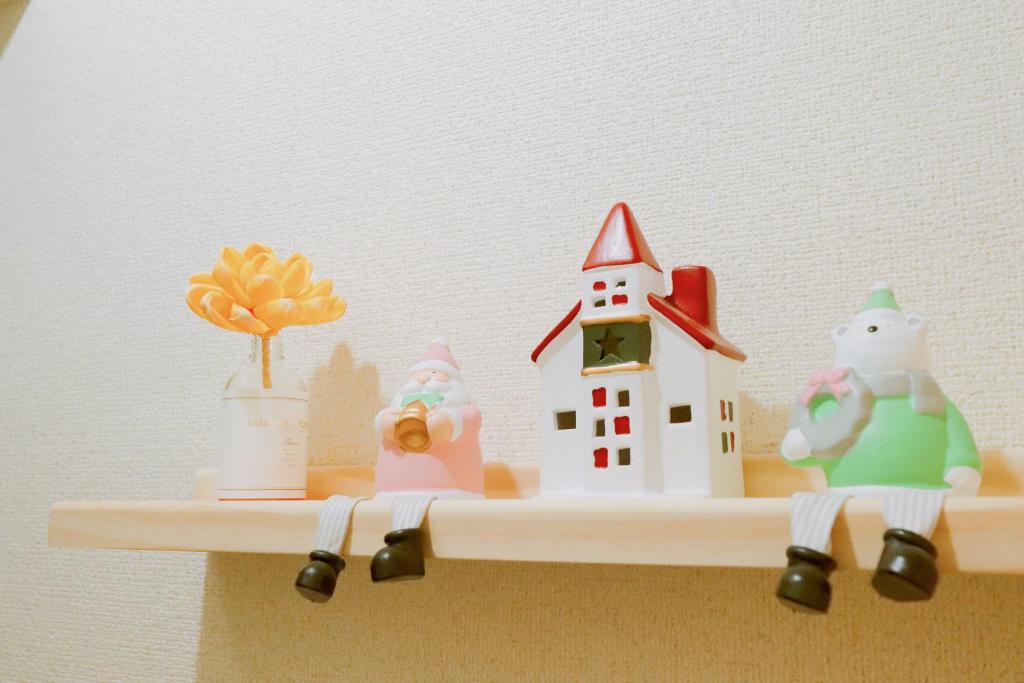 東京にあるF-Mansion209のおもちゃのフィギュアがいくつか置かれた棚