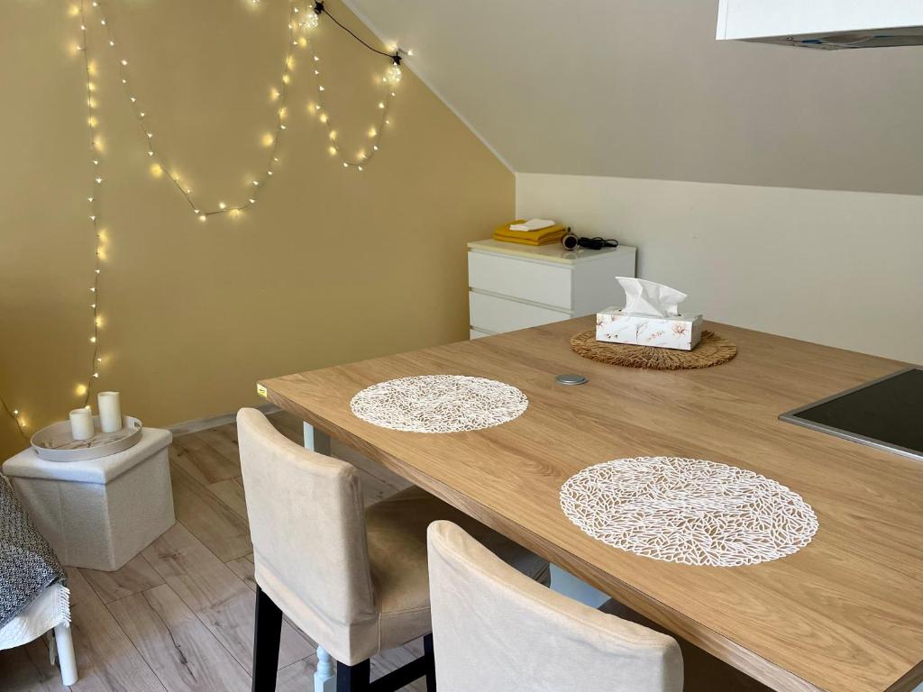 una sala da pranzo con tavolo e sedie in legno di A Studio That Warms the Soul a Tapa