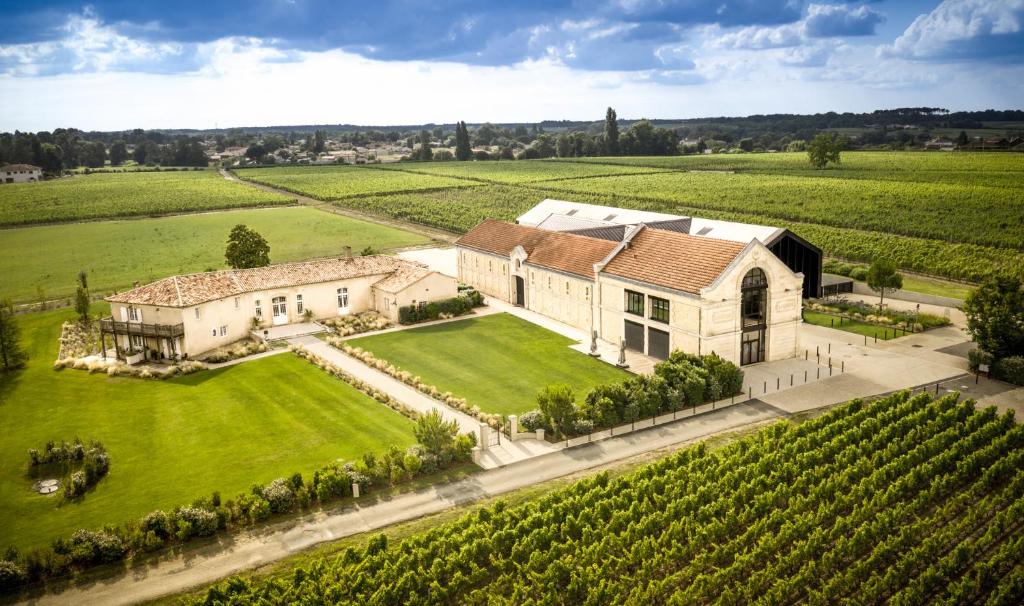 une vue aérienne d'une maison dans un vignoble dans l'établissement La Chartreuse du Château La Garde, à Martillac