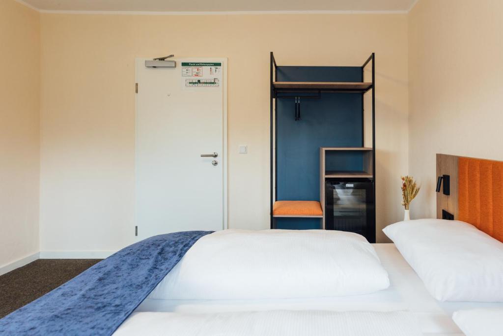 MYKY Hotel Pinneberg - Free Parking - Dreibettzimmer