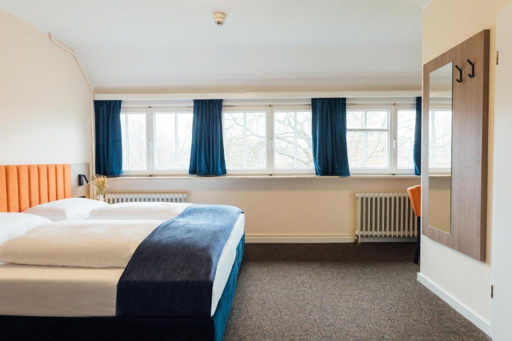 MYKY Hotel Pinneberg - Free Parking - Doppel- Oder Zweibettzimmer