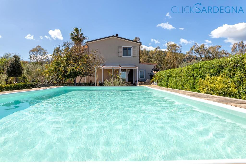 una gran piscina frente a una casa en ClickSardegna Villa dei Limoni with pool close to the beach, en Fertilia