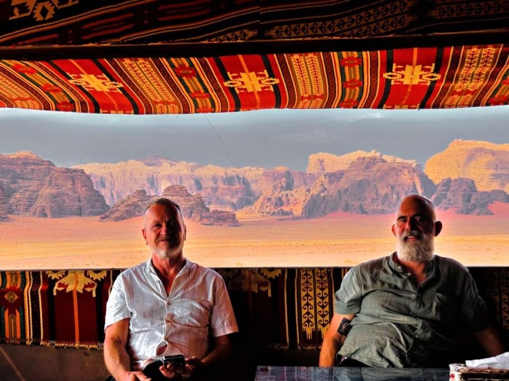 Nespecifikovaný výhled na hory nebo výhled na hory při pohledu z luxury tent