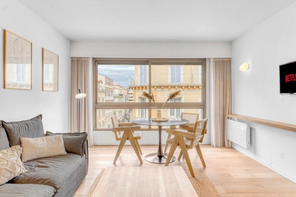 un salon avec un canapé et une table dans l'établissement Gray d'Albion Studio, Hypercenter 2 min from Palace of festival, à Cannes