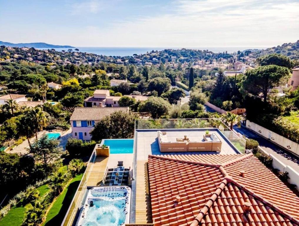 une vue aérienne d'une maison avec piscine dans l'établissement Villa de Luxe Vue Mer Les Oiseaux du Paradis, à Cavalaire-sur-Mer