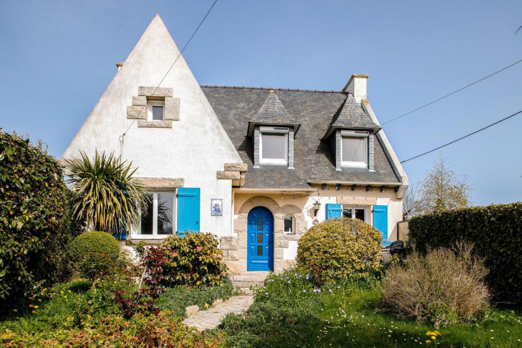 エルキにあるMaison pour 8 avec piscine - 800m de la plageの艶艶屋根の家