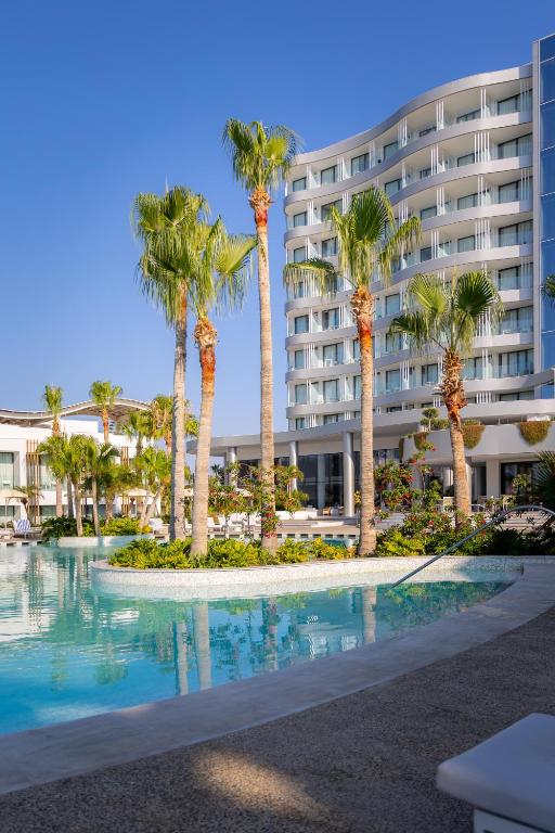 Bazén v ubytování Radisson Beach Resort Larnaca nebo v jeho okolí