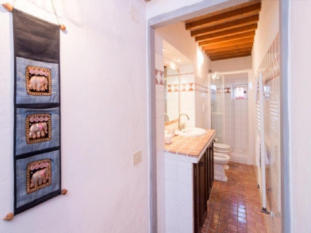 un bagno bianco con lavandino e WC di Casa Villamagna a Bagno a Ripoli
