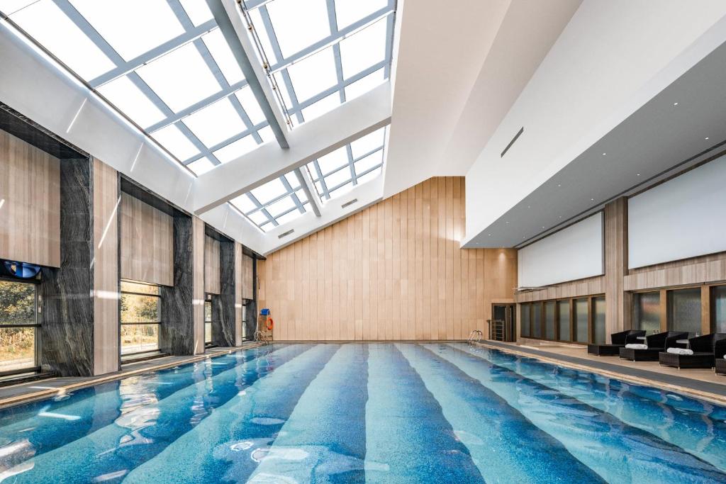 景德镇景德镇西山湖凯莱度假酒店(景德镇中国陶瓷博物馆店）的大型游泳池设有大型天花板