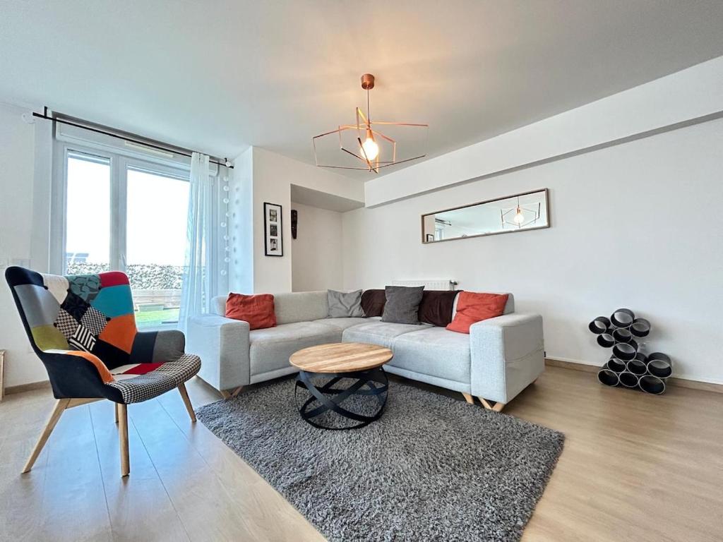 un salon avec un canapé et une table dans l'établissement Rooftop 6 pers, 2 Sdb avec terrasse, à Reims