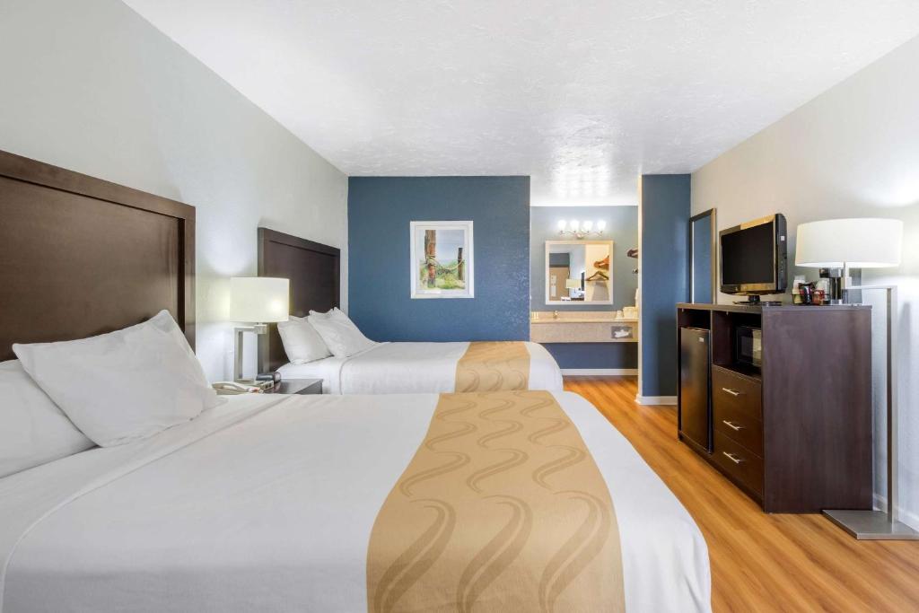 Letto o letti in una camera di Quality Inn Carolina Oceanfront