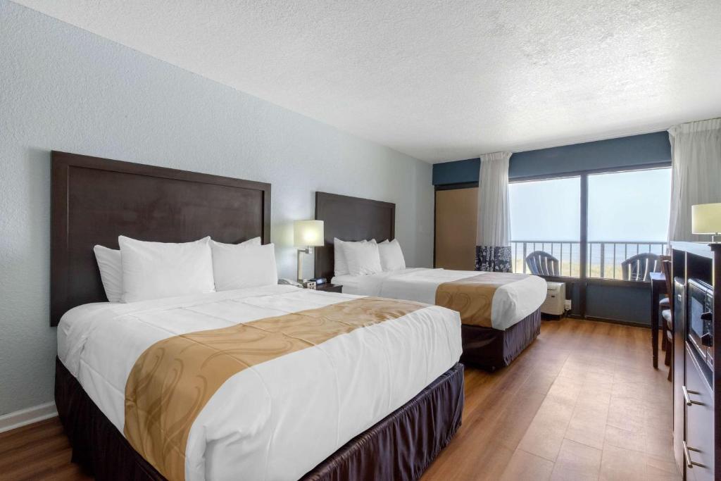 Letto o letti in una camera di Quality Inn Carolina Oceanfront