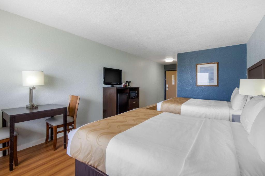 Letto o letti in una camera di Quality Inn Carolina Oceanfront