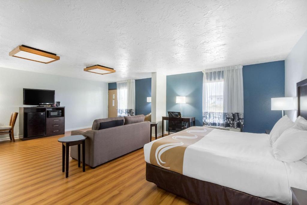 Letto o letti in una camera di Quality Inn Carolina Oceanfront