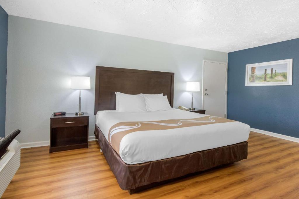 Letto o letti in una camera di Quality Inn Carolina Oceanfront