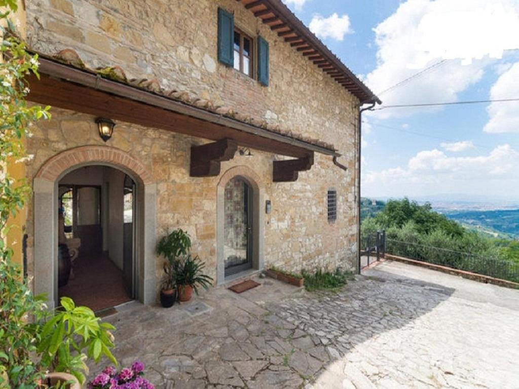 una casa in pietra con vista sulle montagne di Casa Villamagna a Bagno a Ripoli