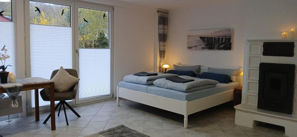 una camera da letto con un letto, una scrivania e una scrivania di Fewo Seestern a Bremerhaven