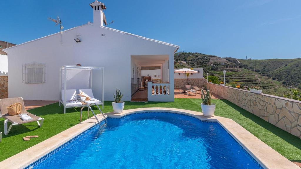 Bazén v ubytování Casa Los Pinos Torrox by Ruralidays nebo v jeho okolí