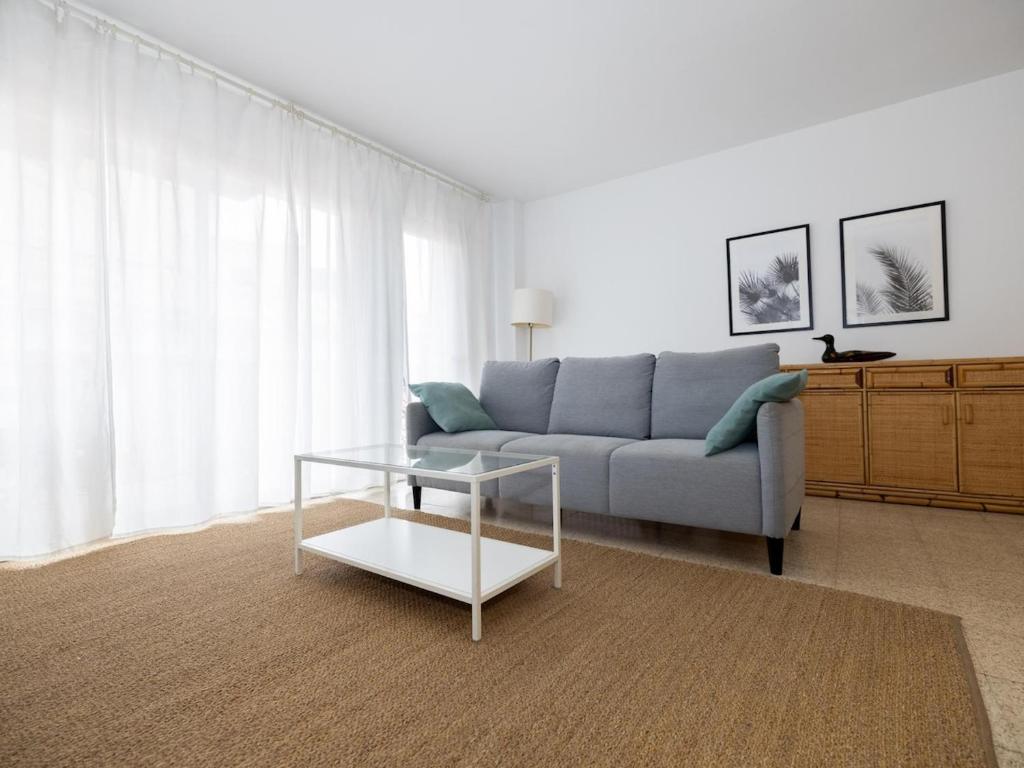 a living room with a couch and a table at Winahost Apartmento Sant Feliu de Guíxols in Sant Feliu de Guixols
