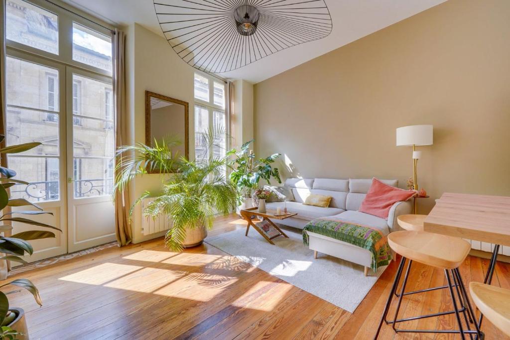 un salon avec un canapé et une table dans l'établissement Charmant appartement en plein cœur de Bordeaux, à Bordeaux