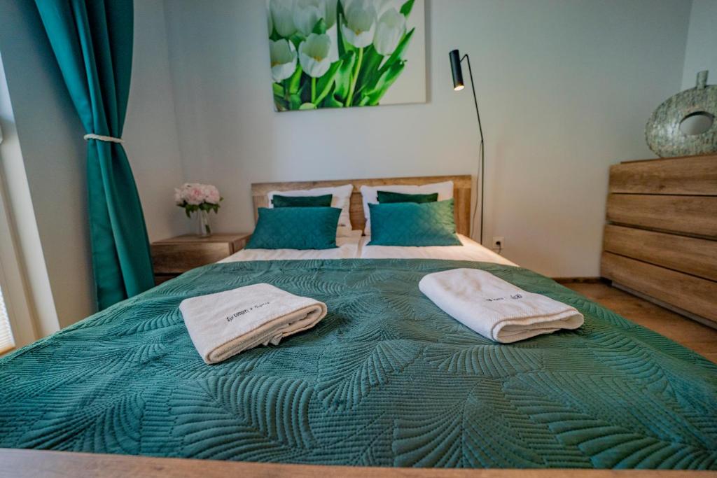 Posteľ alebo postele v izbe v ubytovaní Apartament w Cieplicach