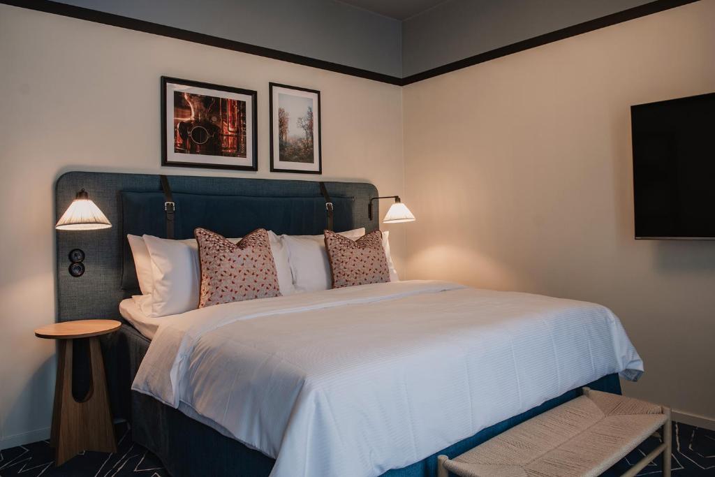 Postel nebo postele na pokoji v ubytování Hernö Gin Hotell
