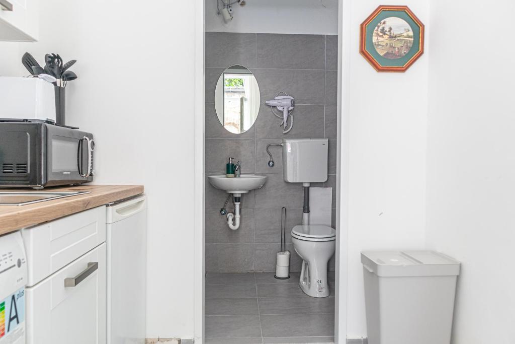Koupelna v ubytování Amazing 1BR Apt, next to AKH Building for Everyone