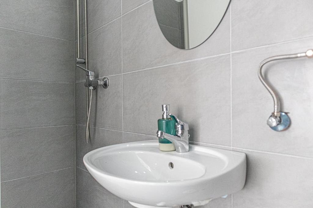 Koupelna v ubytování Amazing 1BR Apt, next to AKH Building for Everyone