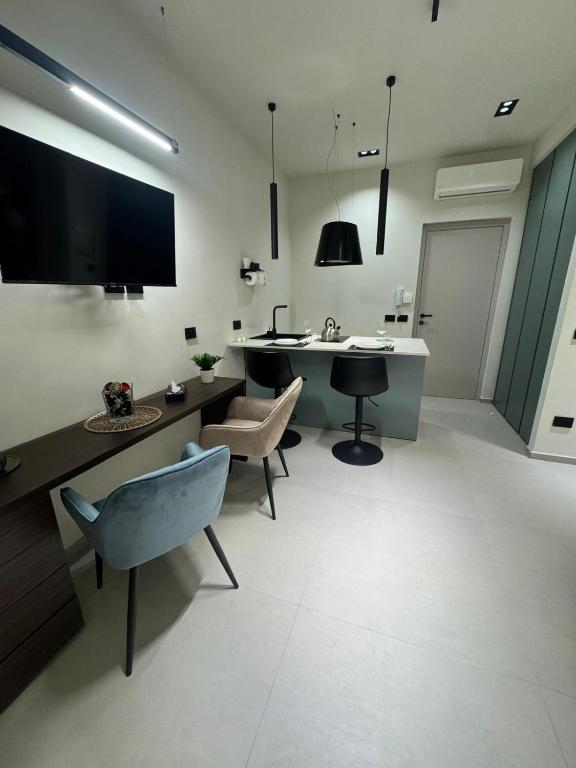 ナポリにあるCris Apartmentsのリビングルーム(シンク、テーブル、椅子付)