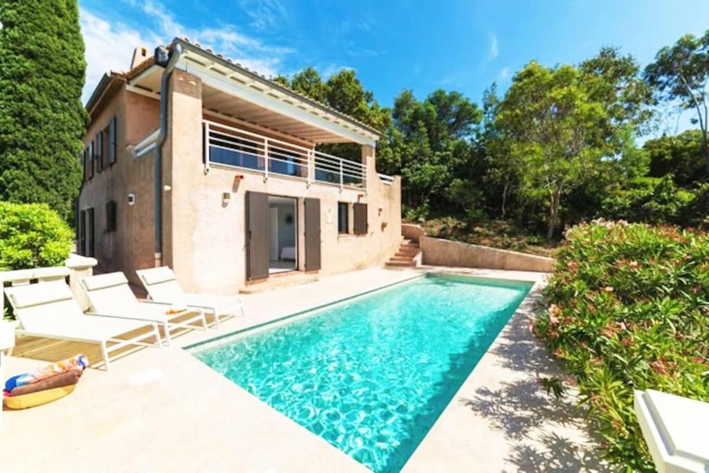 une villa avec piscine et une maison dans l'établissement Beautiful Villa, Quiet Sea View with Pool, à Saint-Raphaël