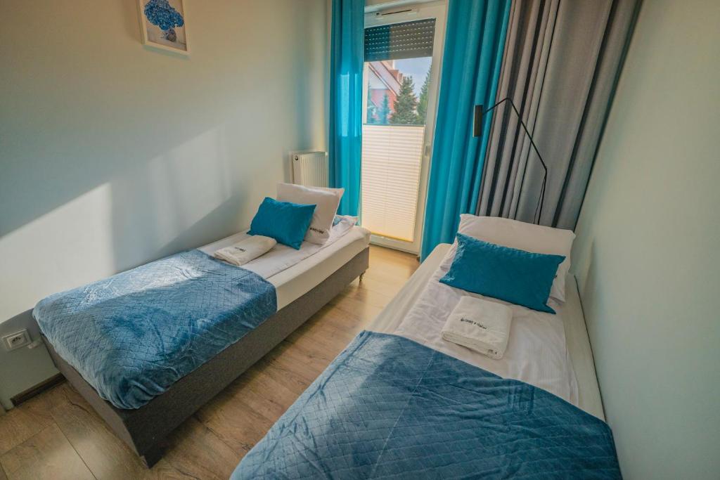 Posteľ alebo postele v izbe v ubytovaní Apartament w Cieplicach