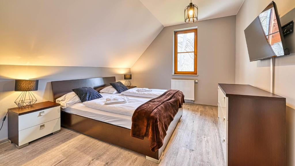 Posteľ alebo postele v izbe v ubytovaní Apartamenty Sun & Snow Karpacz Myśliwska
