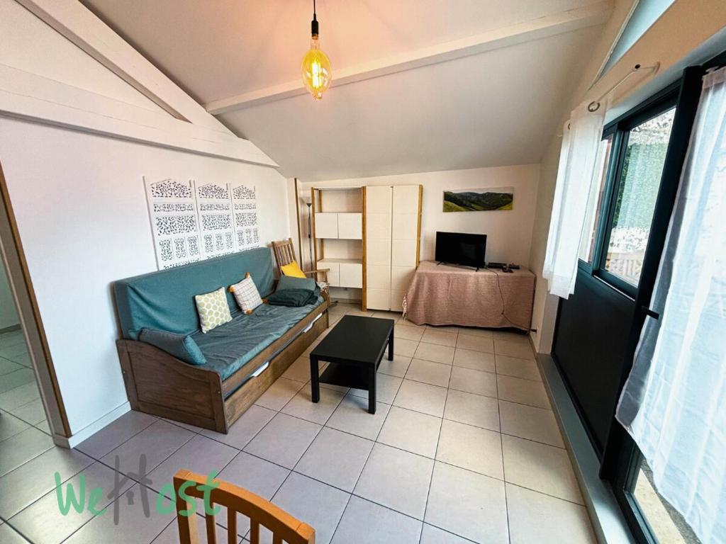 un salon avec un canapé et une table dans l'établissement Montalibet - CI - PB - 2 Nice house Parking, à Bayonne