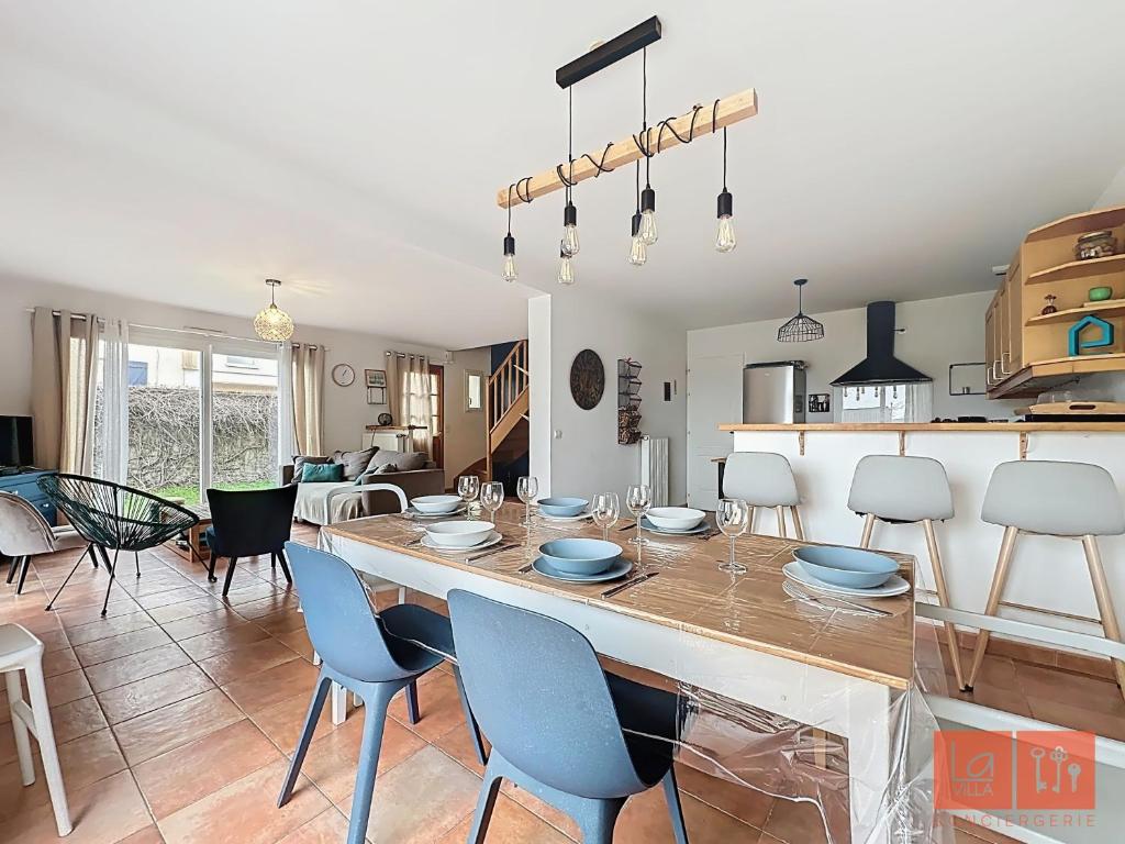 une cuisine et une salle à manger avec une table et des chaises dans l'établissement Elléomazic, à Wimereux