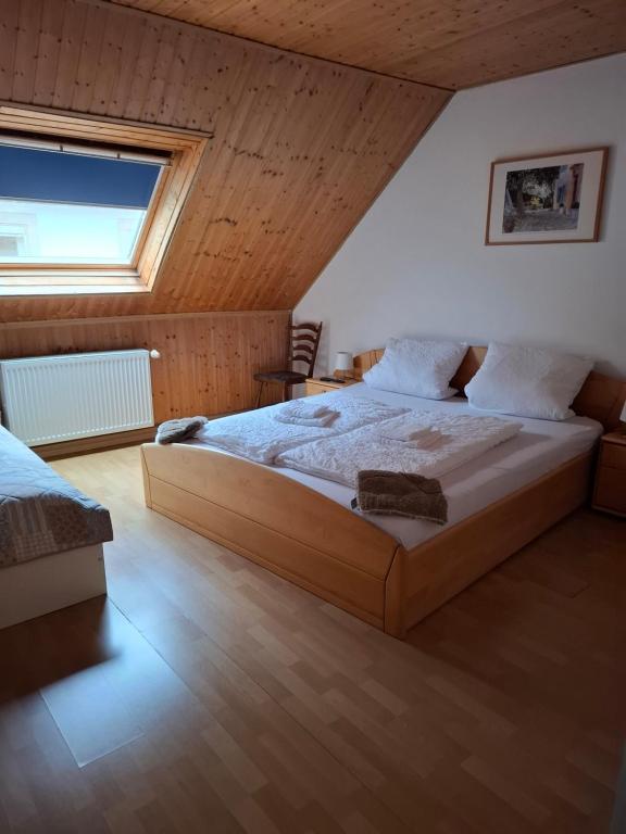 Postel nebo postele na pokoji v ubytování Gästezimmer / Weingut Peter