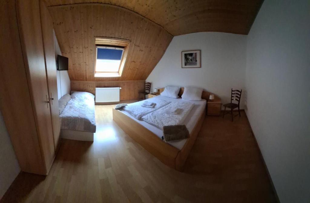 Postel nebo postele na pokoji v ubytování Gästezimmer / Weingut Peter