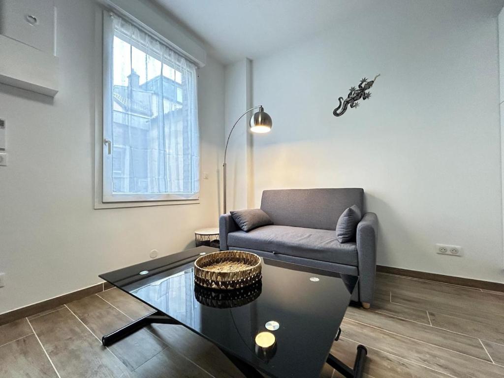 un salon avec un canapé et une table basse dans l'établissement Chamonix magnifique duplex avec terrasse au centre, à Reims