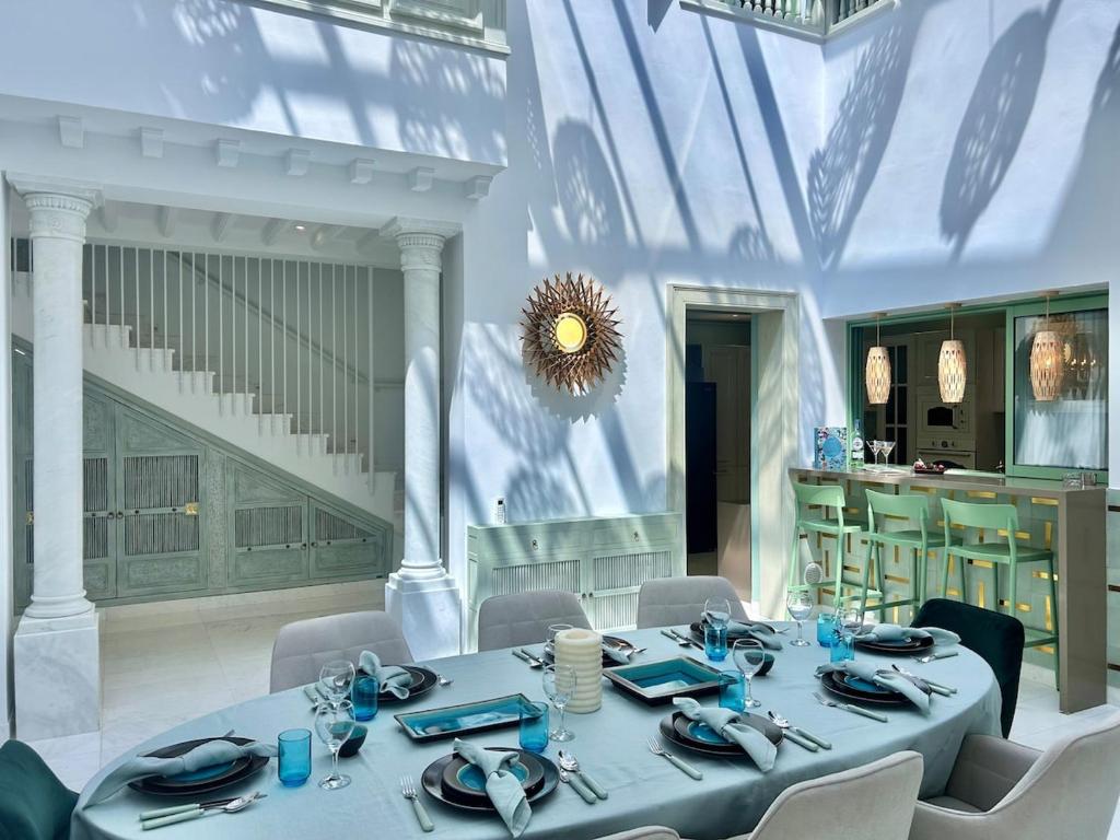 a large dining room with a table and chairs at Villa Verde Sidi Bou Said in Sidi Bou Saïd
