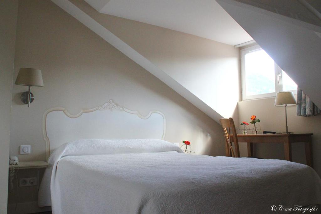 Postel nebo postele na pokoji v ubytování Hôtel Majestic