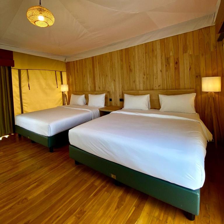Postel nebo postele na pokoji v ubytování Tebing View Glamping, Azana Hotels Collection