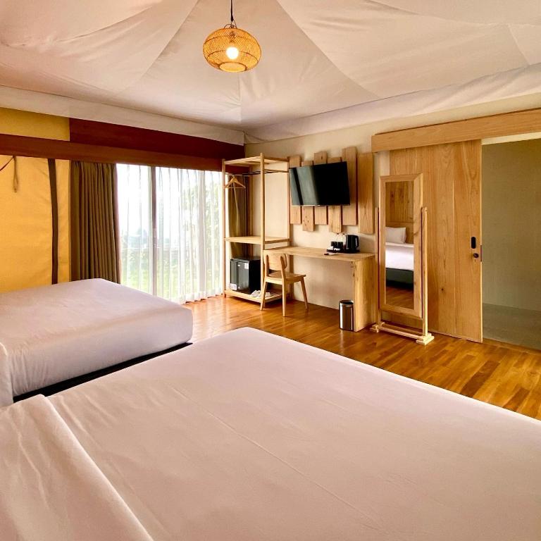 Postel nebo postele na pokoji v ubytování Tebing View Glamping, Azana Hotels Collection