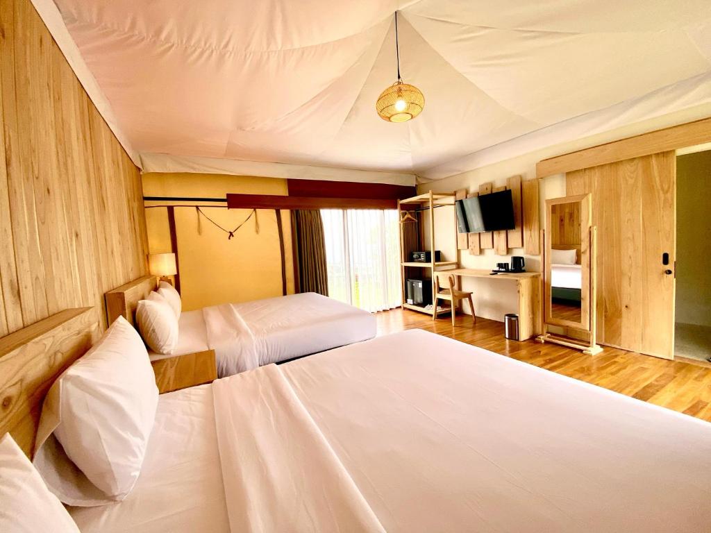 Postel nebo postele na pokoji v ubytování Tebing View Glamping, Azana Hotels Collection