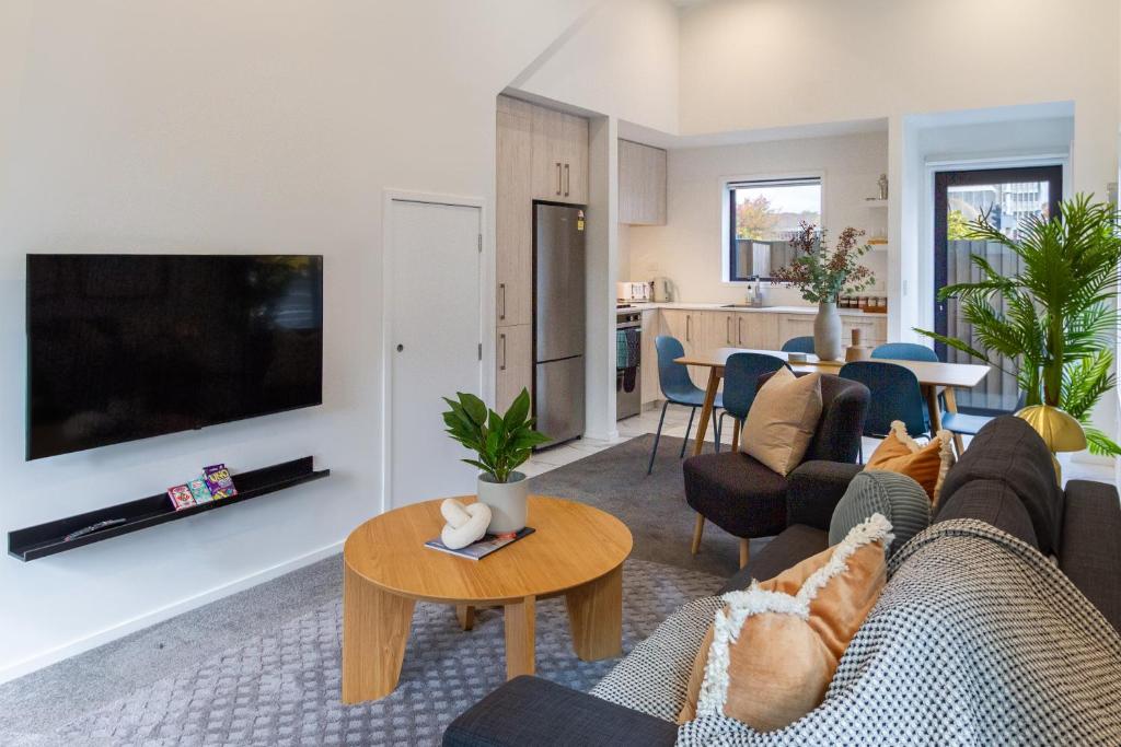 una sala de estar con un sofá y una mesa en Urban Comfort on Durham St, Walk Everywhere!, en Christchurch